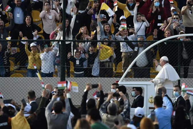 Miles de personas asisten a Misa con el Papa en estadio de Erbil