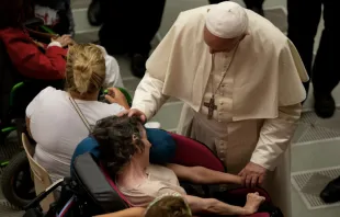 Imagen referencial. Papa Francisco bendice enfermos en 2018. Foto: Daniel Ibáñez / ACI Prensa 