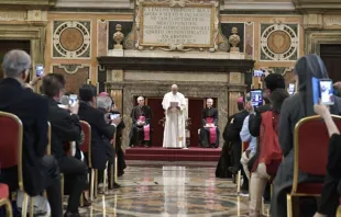 El Papa Francisco en la Sala Clementina del Vaticano. Foto: Vatican Media 