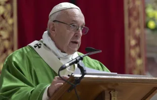 El Papa Francisco pronuncia discurso final en el encuentro de protección de menores. Foto: Vatican Media 