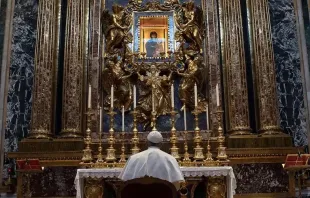 Papa Francisco rezando en la Basílica Santa María la Mayor. Foto: Vatican Media 