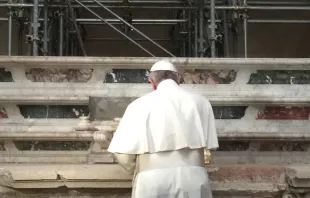 El Papa realiza una ofrenda por las víctimas del terremoto de Carpi en el Duomo de Mirandola. Foto: Oficina de Prensa de la Santa Sede 
