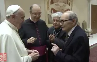 Papa Francisco con Ennio Morricone en 2016. Foto: Captura Vatican Media 
