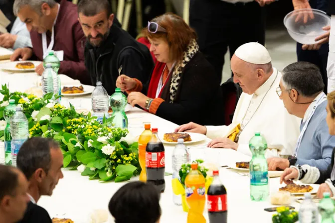 El Papa Francisco almuerza con 1.500 pobres en el Vaticano