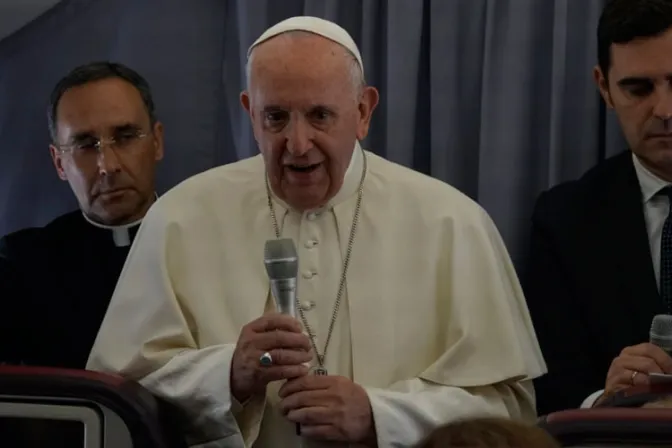 Rueda de prensa del Papa Francisco en el vuelo de regreso de Rumanía