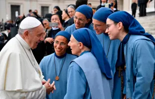 Imagen referencial. Papa Francisco con religiosas. Foto: Vatican Media 