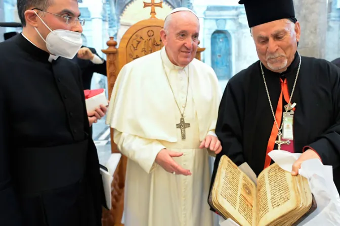 El Papa devuelve a cristianos de Irak un libro sagrado que “escapó” del odio de ISIS