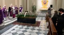 El Papa Francisco en el funeral del doctor Fabrizio Soccorsi. Crédito: Vatican Media