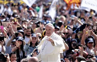 El Papa saluda a los jóvenes de Acción Católica en el Vaticano. / Foto: Lucía Ballester (ACI Prensa) 