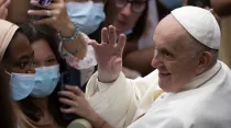 Papa Francisco y fieles en la audiencia general. Crédito: Daniel Ibáñez / ACI Prensa