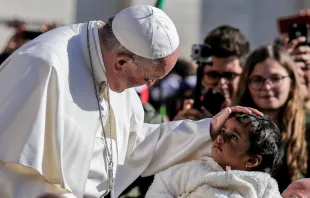 El Papa bendice a una niña al inicio de la Audiencia General. Foto: Lucía Ballester / ACI Prensa 