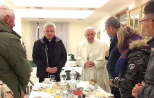 Papa Francisco en desayuno con personas sin hogar en la Casa Santa Marta. Foto: L'Osservatore Romano. 