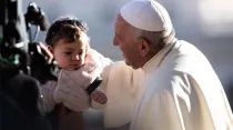 El Papa saluda a un niño durante la audiencia. Foto: Daniel Ibáñez / ACI Prensa