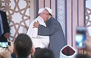 El Papa Francisco saluda al gran imán de Al-Azhar / Foto: Captura Youtube 