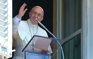 El Papa Francisco reza el ángelus en el día de la Asunción. Captura Youtube 