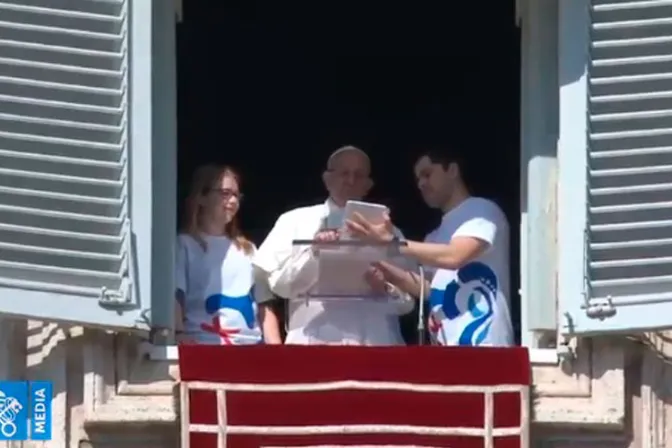 El Papa se inscribe en la JMJ Panamá 2019 con una tablet [VIDEO]