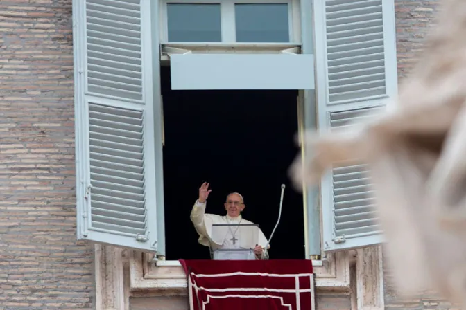 La Virgen María intercede por sus hijos ante Jesús, recuerda el Papa Francisco