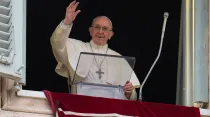 El Santo Padre durante el rezo del Ángelus. Foto: Vatican Media