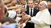 El Papa saluda a un grupo de fieles durante la Audiencia. Foto: Vatican Media