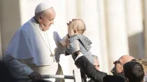 El Papa bendice a un niño durante la Audiencia. Foto: Marina Testino / ACI Prensa