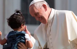 El Papa Francisco saluda a peregrinos. Foto: Daniel Ibáñez / ACI Prensa 