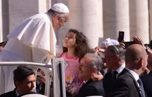 El Papa Francisco saluda a una niña durante la Audiencia General. Foto: Sabrina Fusco / ACI Prensa 