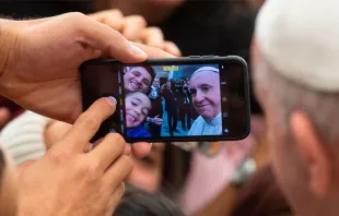 Imagen referencial de fieles fotografiándose con el Papa. Crédito: Vatican Media 