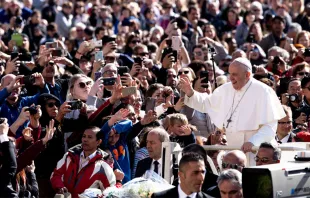 El Papa Francisco saluda a los fieles en la Plaza de San Pedro. Foto: Daniel Ibáñez / ACI Prensa 