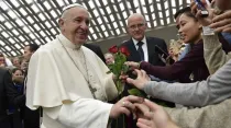Papa saluda a los peregrinos en el Aula Pablo VI / Foto: Vatican Media