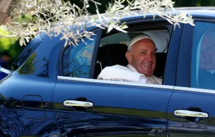Papa Francisco al interior de un vehículo. Crédito: Shutterstock 