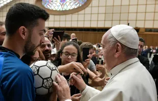 El Papa Francisco firma balón de fútbol en el Aula Pablo VI. Foto: Vatican Media / ACI 