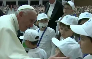 El Papa Francisco saluda a un grupo de niños del Hospital Bambino Gesú de Roma. Imagen captura Youtube 