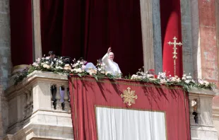 El Papa Francisco imparte la bendición Urbi et Orbi. / Foto: Lucía Ballester (ACI Prensa) 
