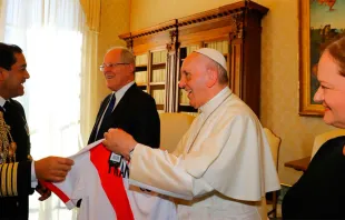 En el encuentro del Presidente del Perú con el Papa le obsequian una camiseta de la selección de fútbol. Foto: Twitter @prensapalacio 