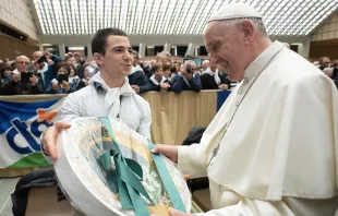 El Papa Francisco recibe al Centro de Turismo Juvenil. Foto: Vatican Media 