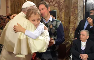 El Papa Francisco abraza a un niño enfermo en la Catedral de Cesena. Foto: L'Osservatore Romano 