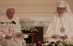 El Papa Francisco con el Patriarca Daniel de la Iglesia Ortodoxa de Rumanía. Foto: VAMP / ACI 