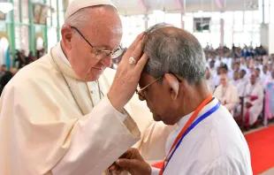 El Papa Francisco bendice a un sacerdote de Bangladesh / Foto: L'Osservatore Romano 