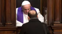 El Papa Francisco confiesa a un sacerdote. Foto: Vatican Media