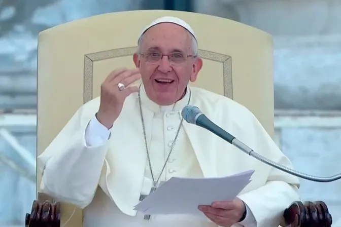 VIDEO: La Iglesia no tiene compañía de seguro para la fe, bromea el Papa