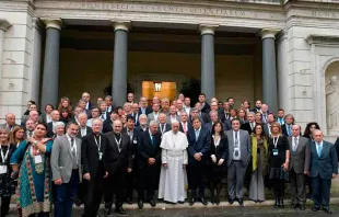 El Papa Francisco con participantes del Seminario "El derecho humano al agua" / Foto: L'Osservatore Romano 