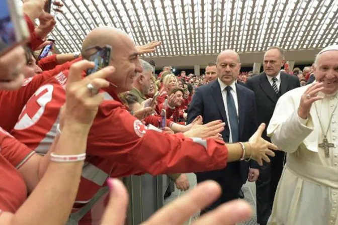 El Papa ve en los voluntarios de la Cruz Roja el reflejo del Buen Samaritano