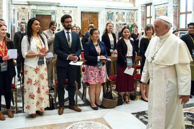 Papa Francisco invita a complementar la ciencia con la fe en estudio del Universo