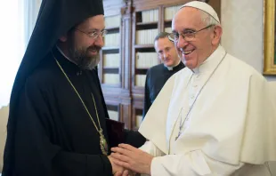 El Papa Francisco saluda a uno de los miembros de la delegación ortodoxa. Foto: L'Osservatore Romano 