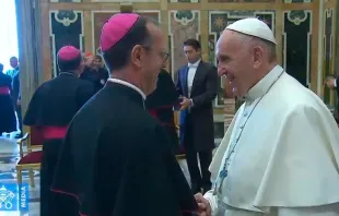 El Papa saluda a los miembros de la Curia tras su discurso. Foto: Captura de Youtube 