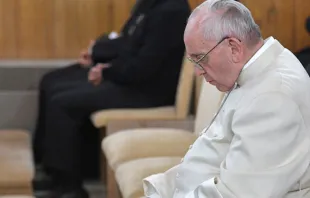 El Papa Francisco medita durante sus ejercicios espirituales. Daniele Garofani (L'Osservatore Romano) 