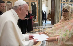 El Papa Francisco recibe la credencial de la embajadora de Mauritania / Foto: L'Osservatore Romano 