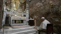 El Papa Francisco reza ante la Virgen en Loreto. Foto: Vatican Media