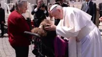 El Papa Francisco saluda a una mujer enferma. Foto: ACI Prensa