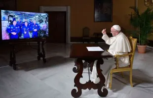 El Papa Francisco conversa con los astronautas. Foto: L'Osservatore Romano 